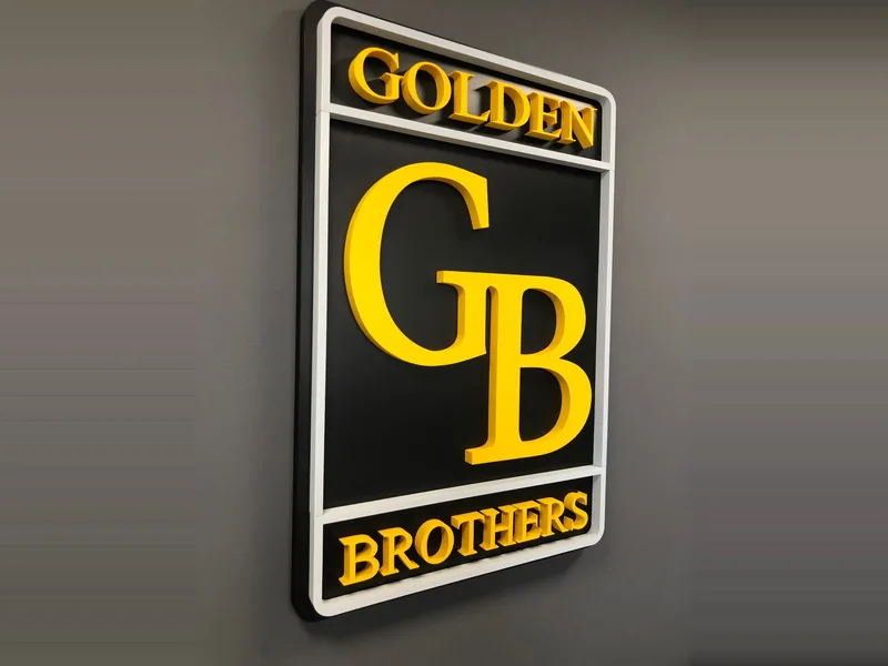 Golden Brothers – Prostorové logo na stěně interiéru