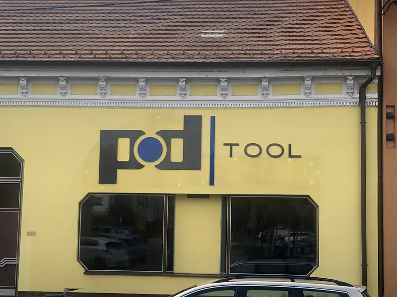 pod TOOL – Prostorové logo na fasádě