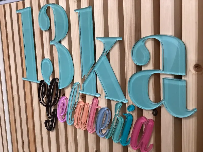 13ka gelateria – Prostorový nápis z plexiskla