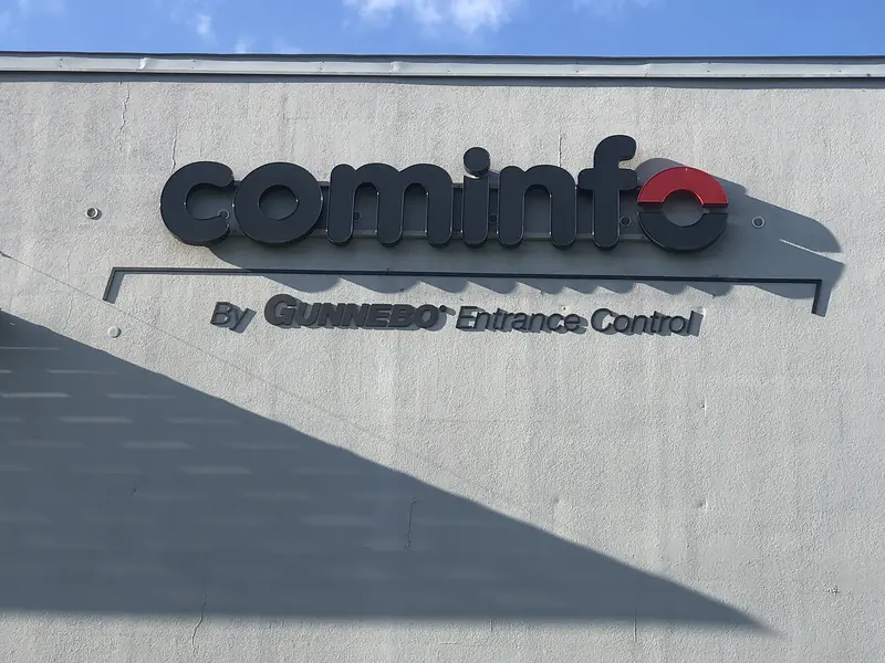 Cominfo – Prostorový nápis na fasádě