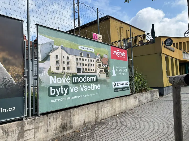 Rezidence U Zámku, Vsetín – Reklamní banner na oplocení