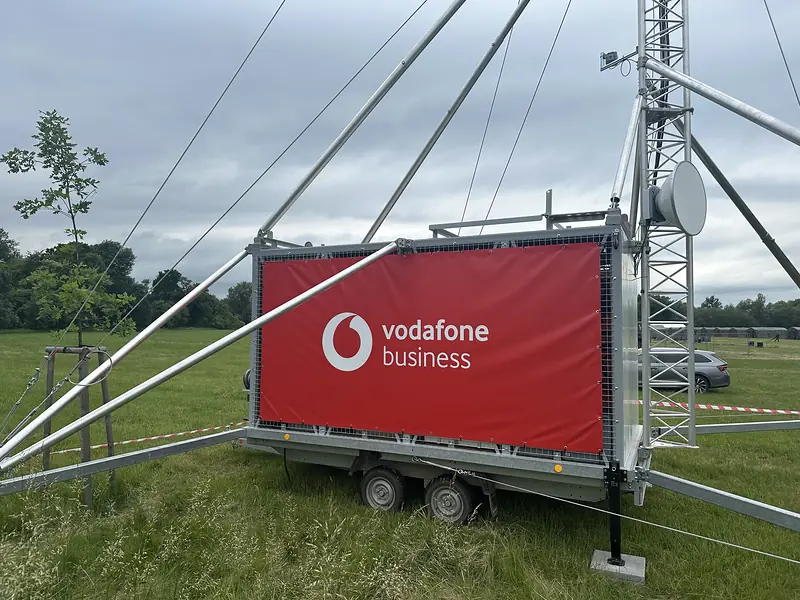 Vodafone Business – Banner na mobilním přívěsu