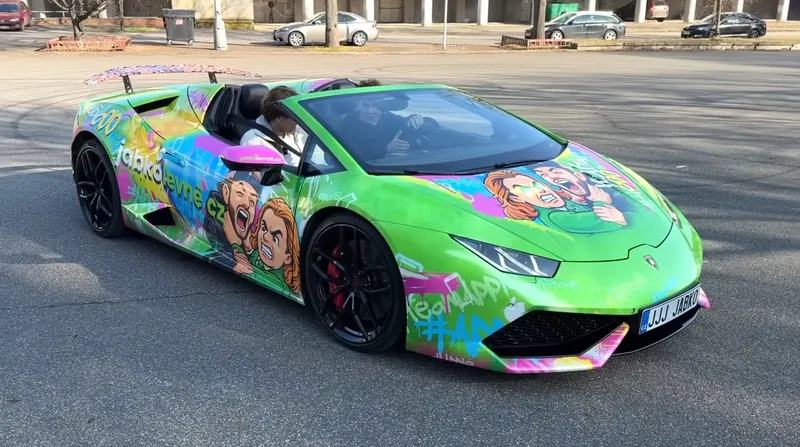 Lamborghini – jabkolevně.cz – Celopolep sportovního vozu, pohled zepředu