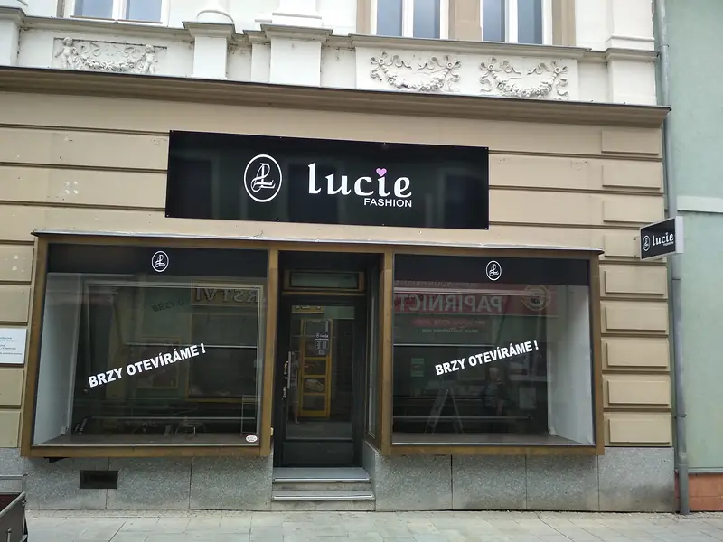 Lucie Fashion – Označení provozovny a polep výloh