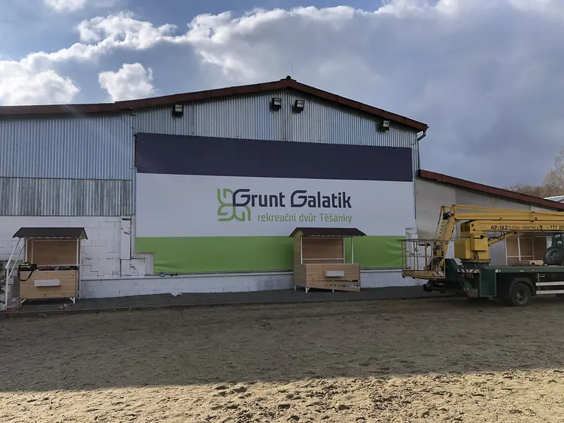 Grunt Galatík – Reklamní plachta na fasádě haly