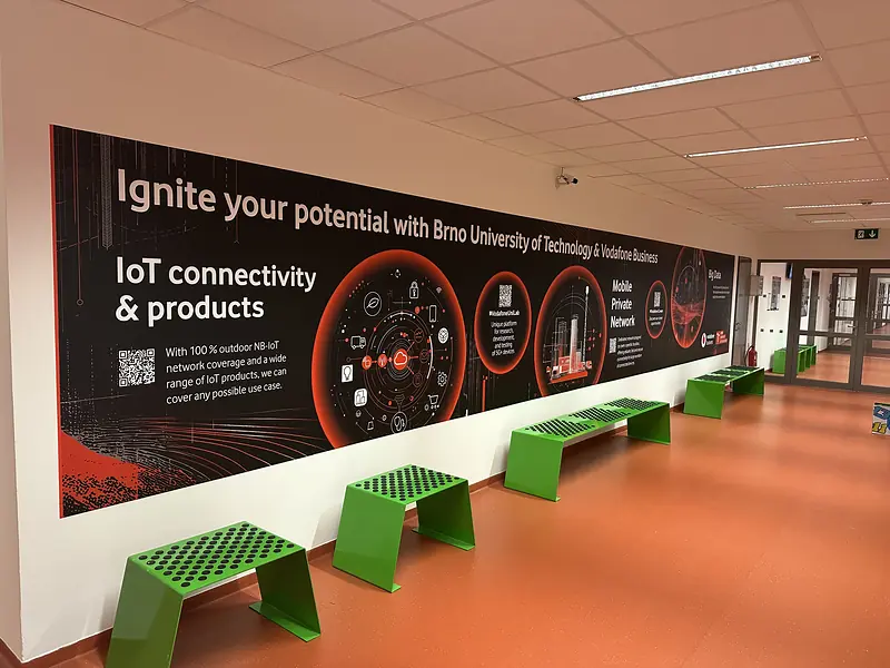 VUT v Brně & Vodafone Business – Velkoformátová grafika na stěně chodby